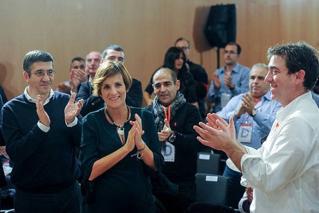 Maria Chivite, 2014ean,Roberto Jimenez eta Patxi Lopez txaloka dituela. JAGOBA MANTEROLA / ARGAZKI PRESS Maria Chivite, 2014ean,Roberto Jimenez eta Patxi Lopez txaloka dituela. JAGOBA MANTEROLA / ARGAZKI PRESS