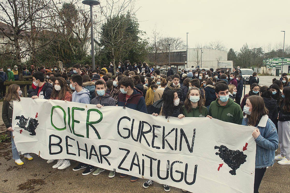 Oier Oaren aldeko elkarretaratze bat, iaz, Baionako Bernat Etxepare lizeoaren aitzinean. GUILLAUME FAUVEAU