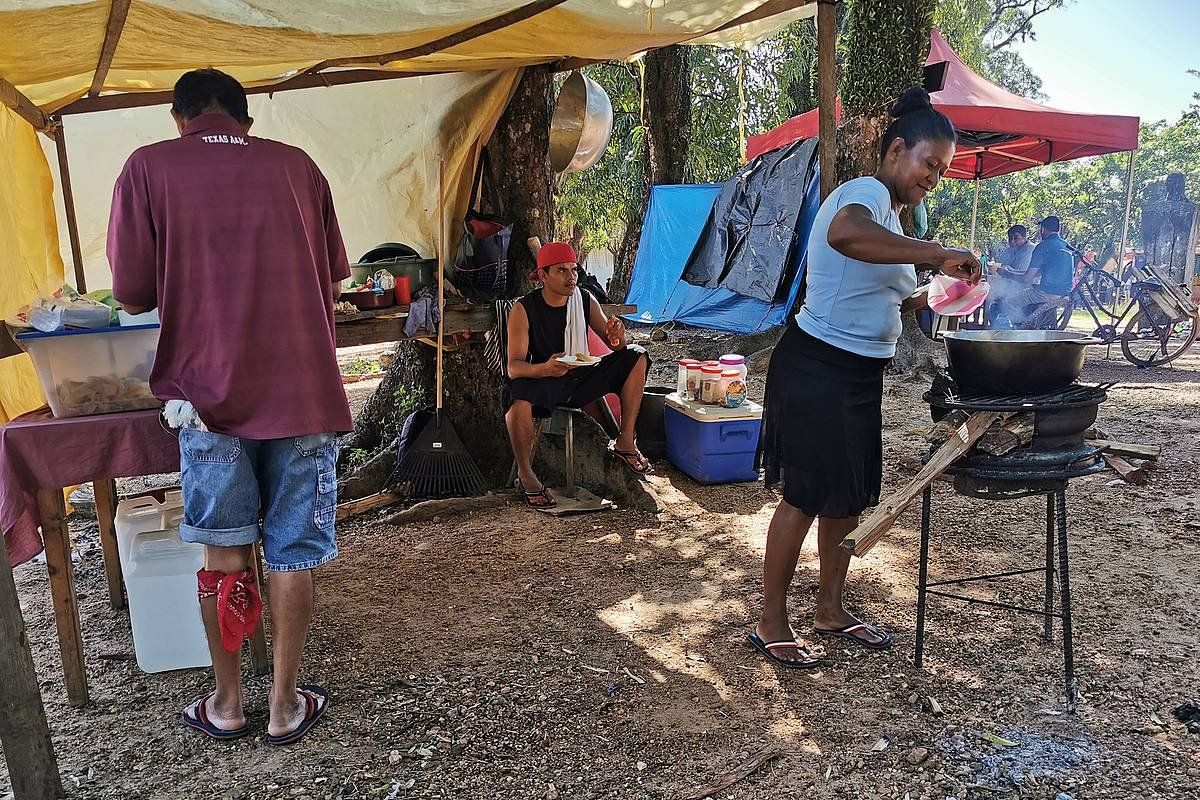 Hondurasko komunitate indigena bateko kideak, kozinatzen, joan den azaroan. GERMAN REYES / EFE