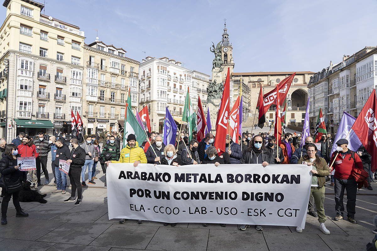 Manifestazioa iragartzeko protesta, gaur, Gasteizen. RAUL BOGAJO/ FOKU