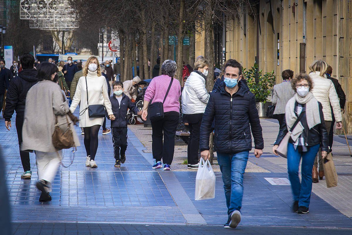 Herritarrak paseoan eta erosketak egiten maskarak jantzita. GORKA RUBIO