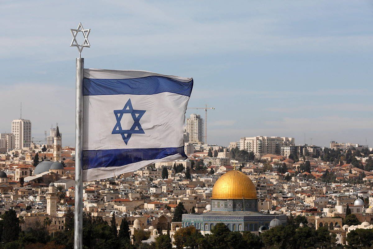 Israelgo bandera, Jerusalemgo alde zaharraren gainean. ABIR SULTAN, EFE