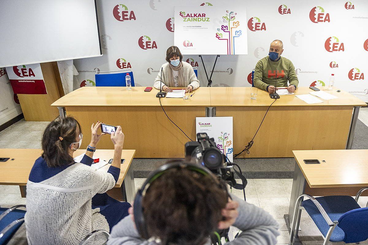 Leire Pinedo eta Iker Ruiz de Egino EAko alderdikideak, gaur goizean, Gasteizen. JAIZKI FONTANEDA / FOKU