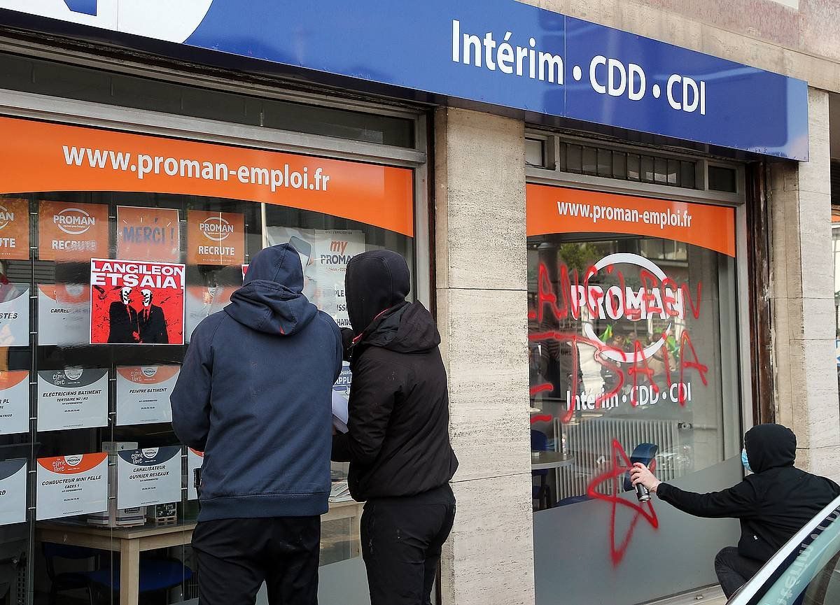 Ezezagun batzuk bitartekako lanen agentzia baten kontrako margoketak egiten, iazko maiatzaren 1ean, Baionan. BOB EDME