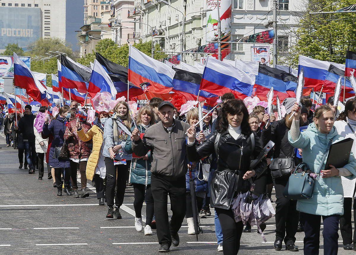 Donetskeko Herri Errepublikaren aldeko martxa bat, iragan urtean, Donetsk hirian. Errepublikako eta Errusiako banderak dituzte. ALEKSANDER USENKO / EFE