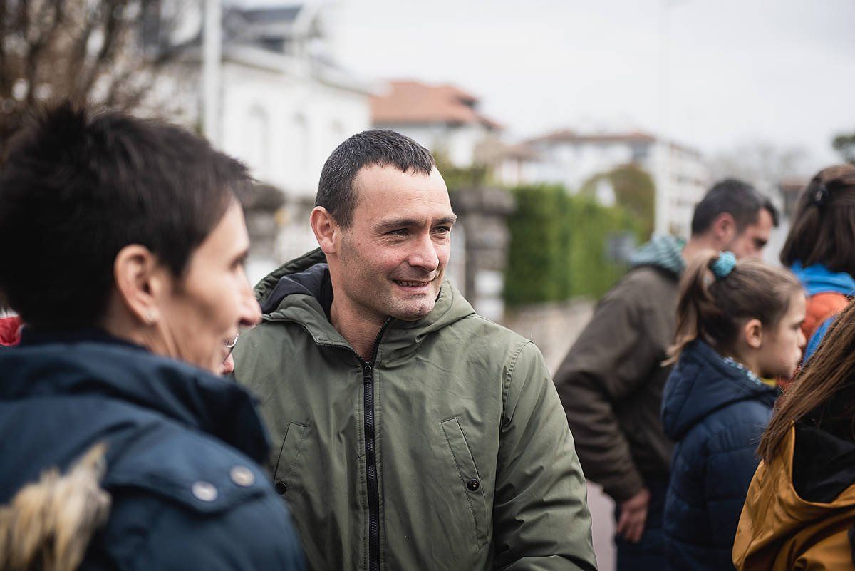 Oier Oa gaurko epaiketaren ondotik, Baionako auzitegi parean. GUILLAUME FAUVEAU