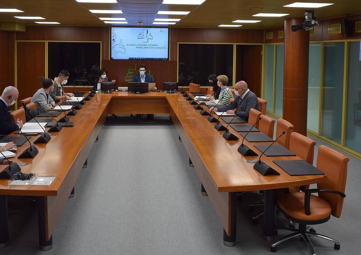Eusko Legebiltzarrean akordioa lortzeko lantaldea bilduta, pasa den asteartean. BERRIA