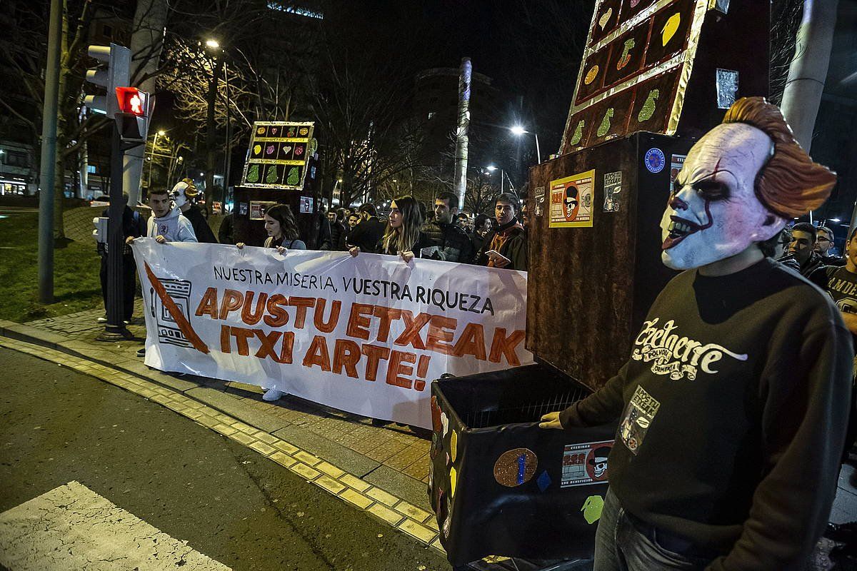 Apustu etxeen kontrako protesta bat, duela bi urte, Bilbon, Eraginek deituta. ARITZ LOIOLA / FOKU