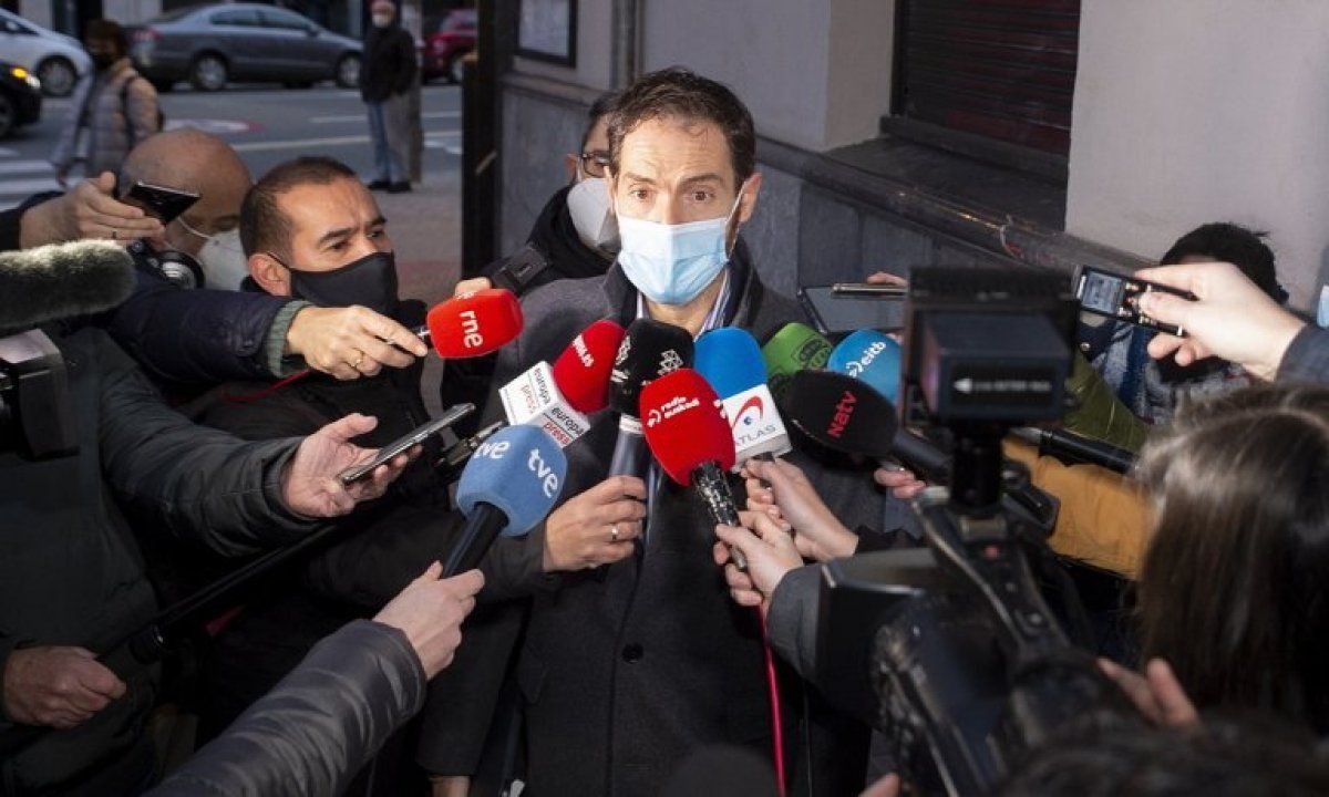 Sergio Sayas, UPNren egoitza aurrean, berme batzordeari azalpenak eman ostean. IÑIGO URIZ / FOKU