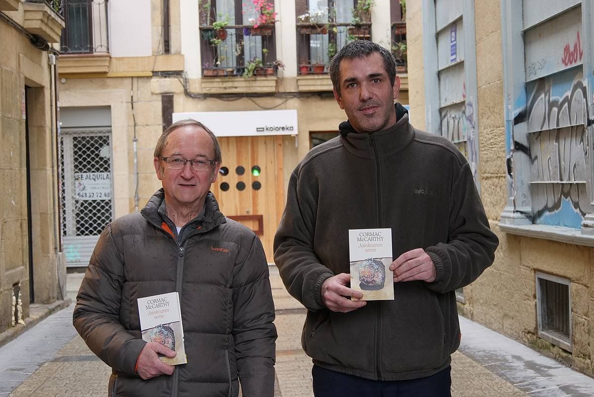 Juan Mari Mendizabal itzultzailea eta Joseba Agirrezabalaga artista, Donostian. ANDONI CANELLADA / FOKU