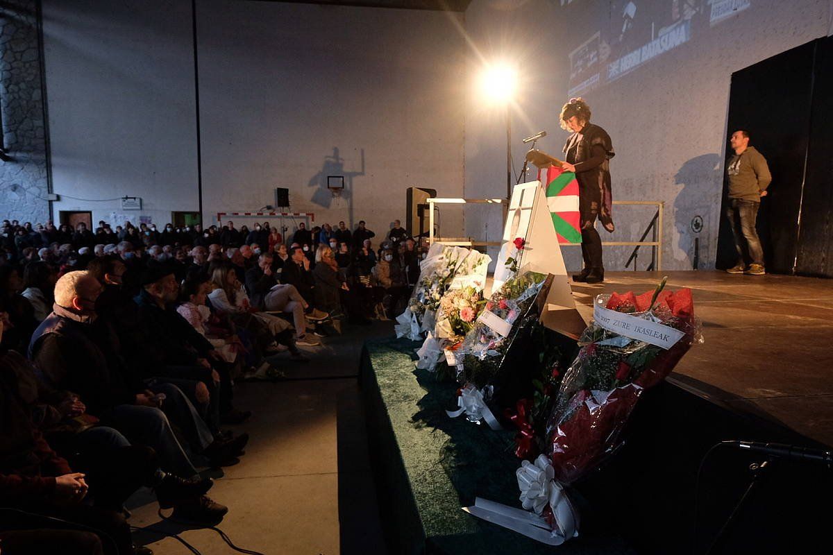 Karmele Aierbe euskaltzaleari eginiko omenaldia, gaur, Ataungo frontoian. JON URBE, FOKU