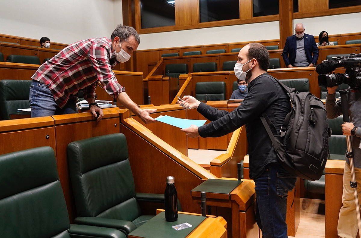 Julen Arzuaga eta Iñigo Martinez Zaton, gaur, osoko bilkuran. RAUL BOGAJO/ FOKU