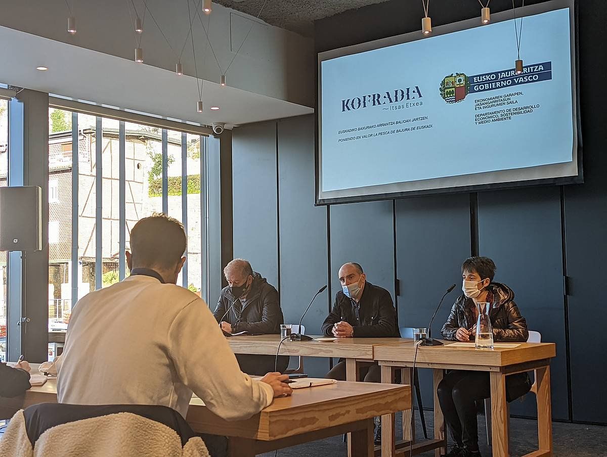 Eugenio Elduaien, Gipuzkoako Kofradien Federazioko presidentea, Leandro Azkue, Eusko Jaurlaritzako Arrantza sailburua, eta Miren Garmendia Opegiko zuzendaria, gaurko aurkezpenean. BERRIA