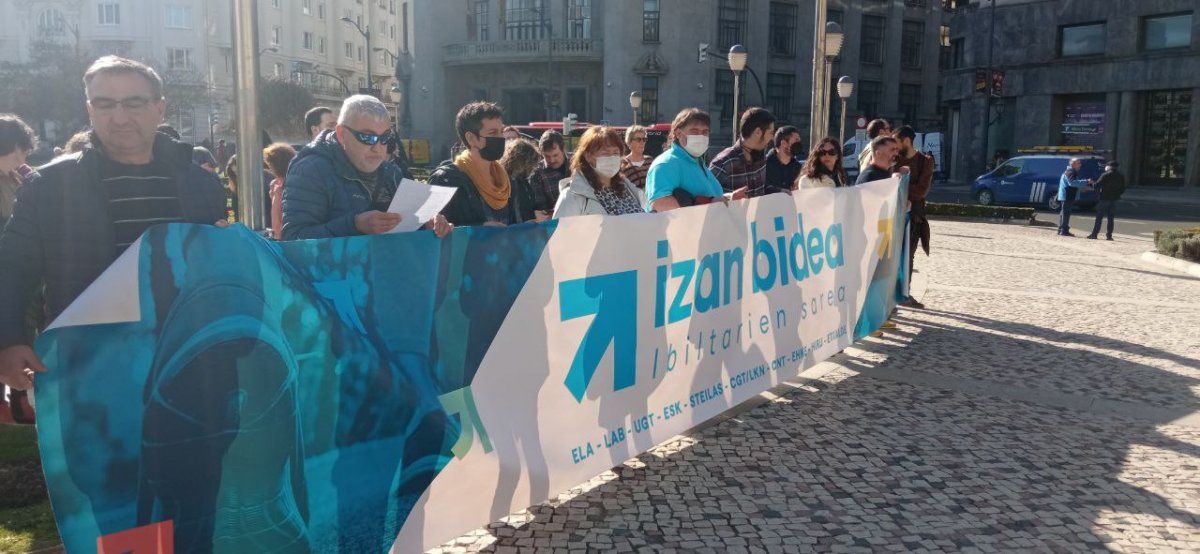 Gaur eguerdian eginiko elkarretaratzea, Bilbon. LAB SINDIKATUA
