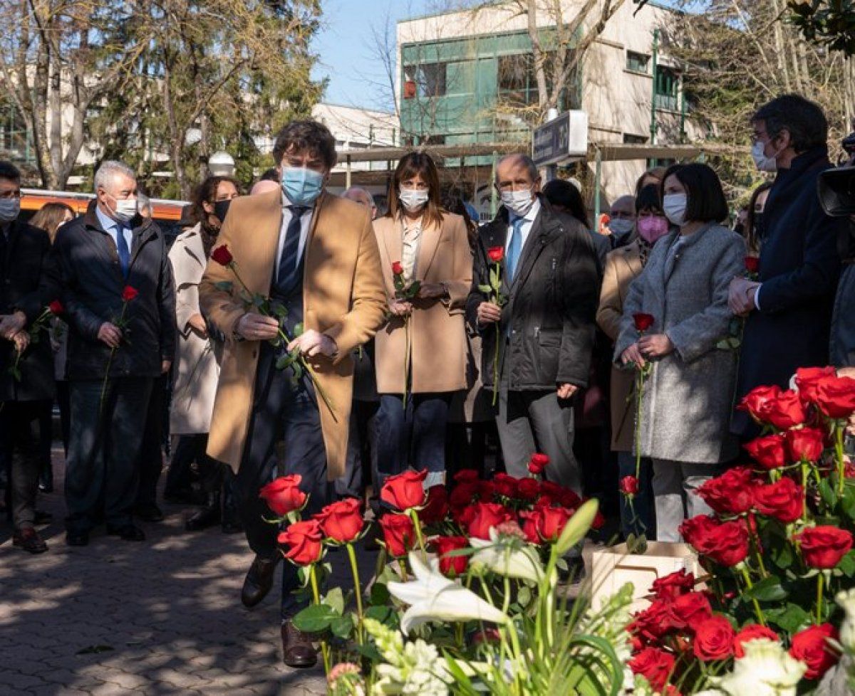 Alderdi politikoetako hainbat ordezkari, gaur, Gasteizen egindako omenaldian. PSE-EE