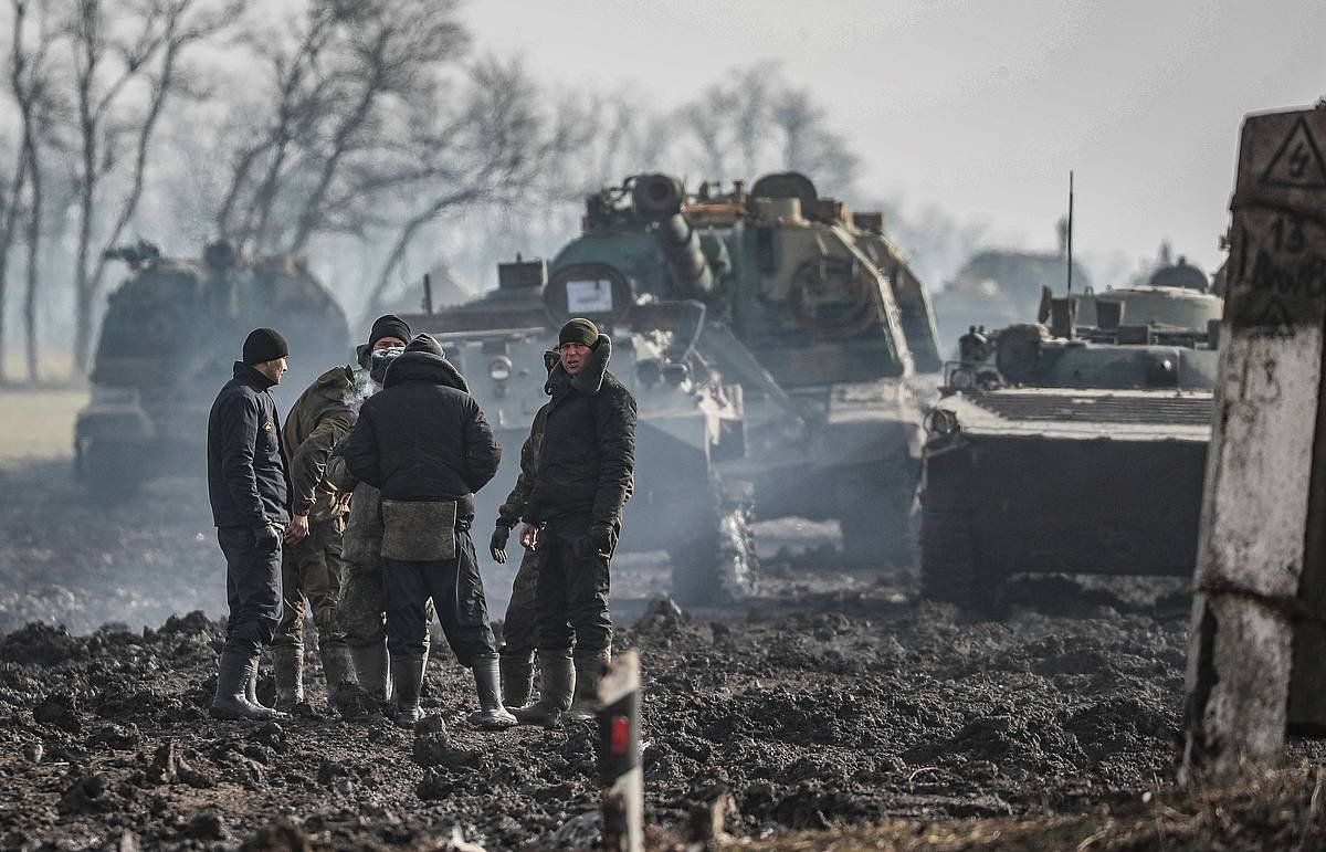 Errusiako armadako tropak, gaur, Rostov eskualdean (Errusia). EFE