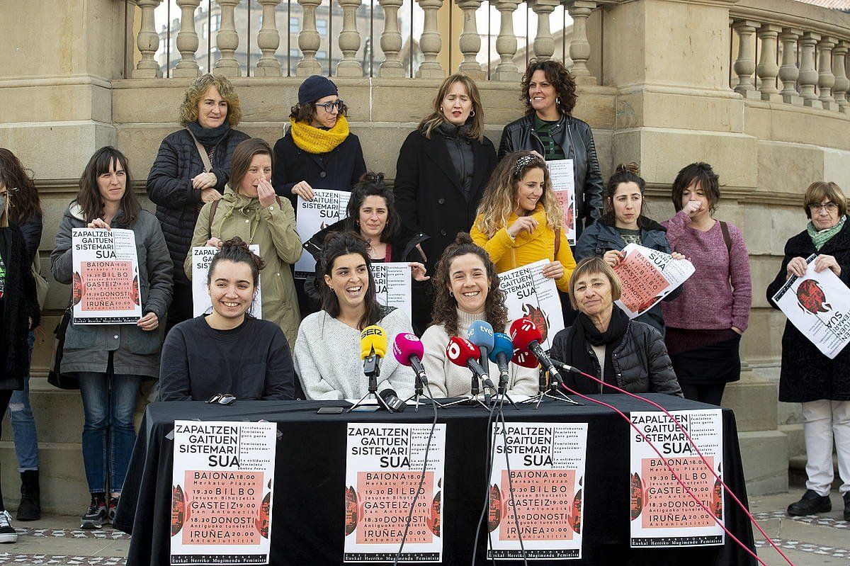 Euskal Herriko mugimendu feministaren prentsaurrekoa, gaur, Iruñean. IñIGO URIZ/ FOKU