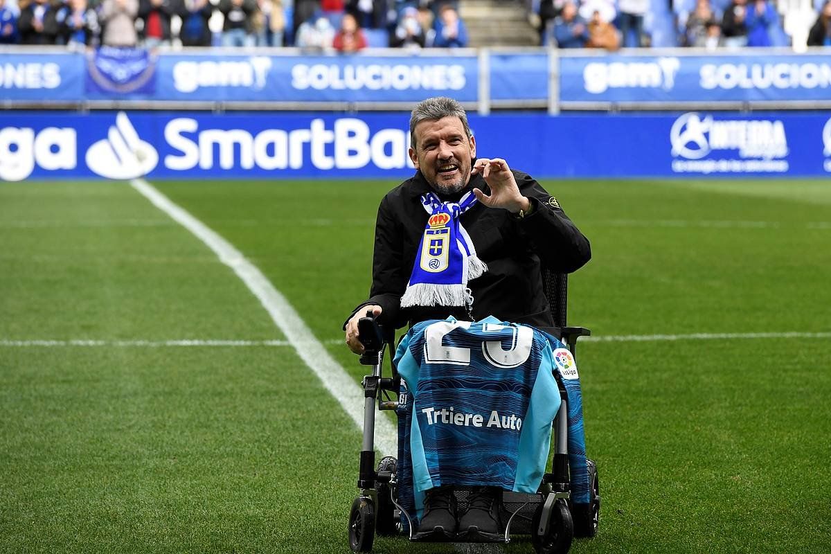 Juan Carlos Unzue Tartiere futbol zelaian egin zioten omenaldian. ELOY ALONSO / EFE