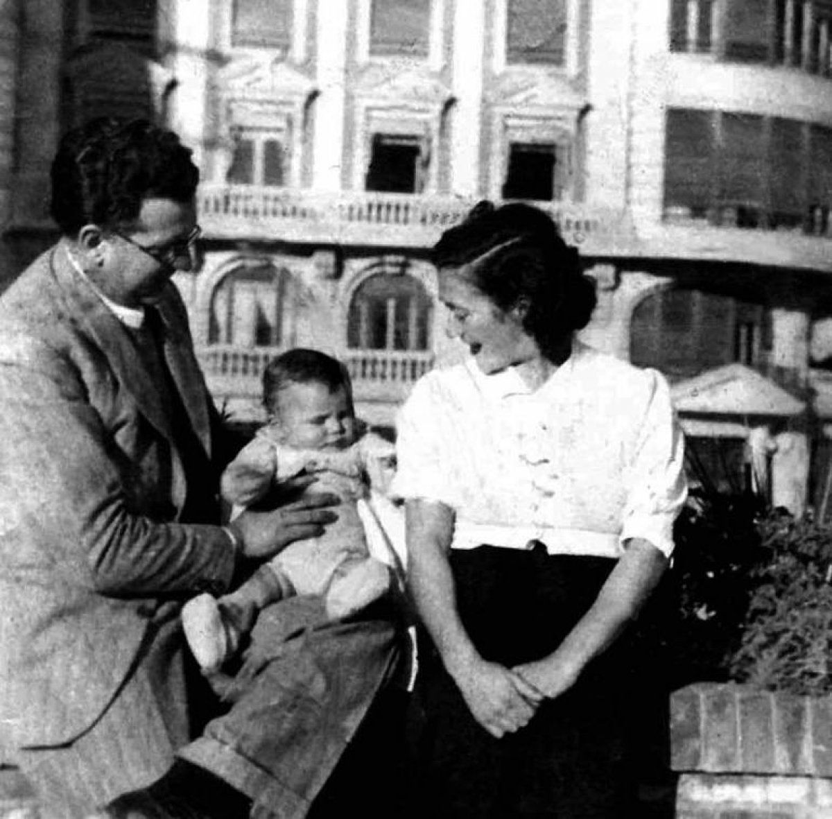 Ricardo Zabalza eta Obdulia Bermejo, Abel semearekin. BERRIA