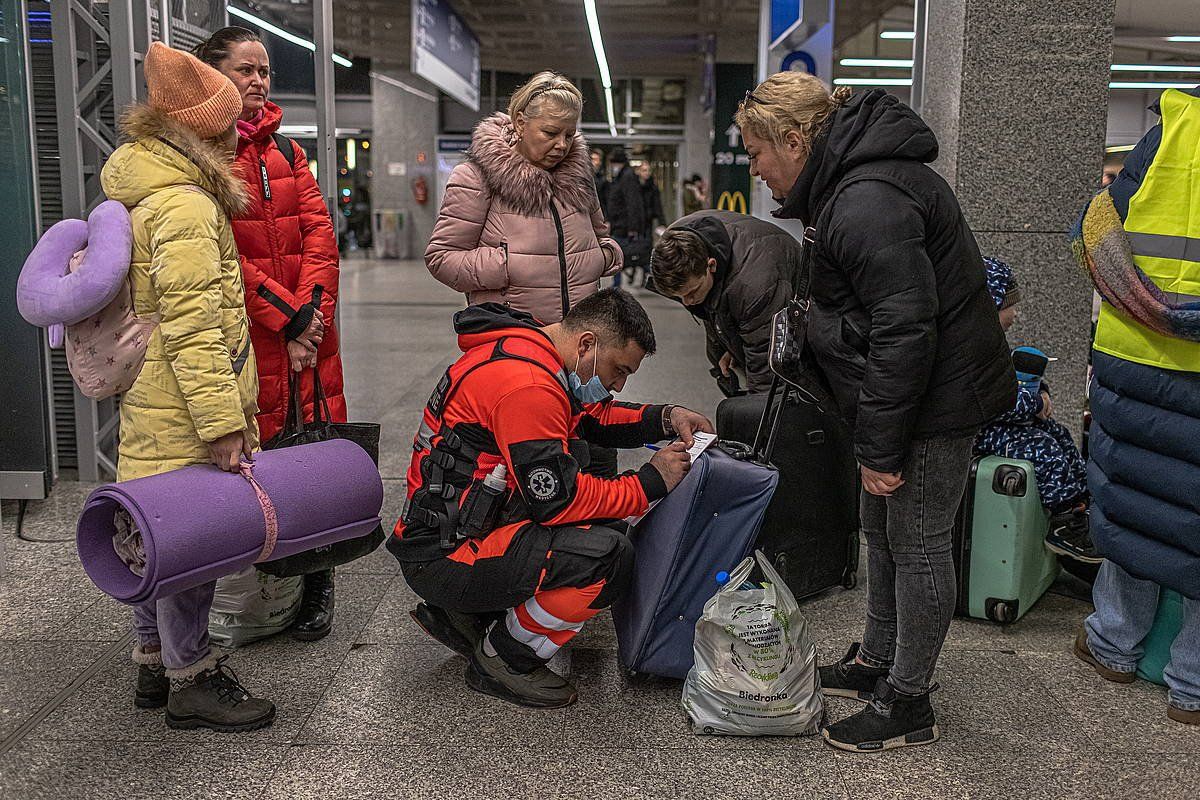 Kievetik ihesi joandako errefuxiatuak, Poloniako Warsaw hiriko tren geltokian. ROMAN PILIPEY, EFE