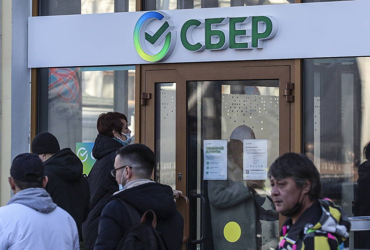 Moskuko hiritarrak gaur Sberbank bankuaren bulego batean. MAXIM SHIPENKOV / EFE