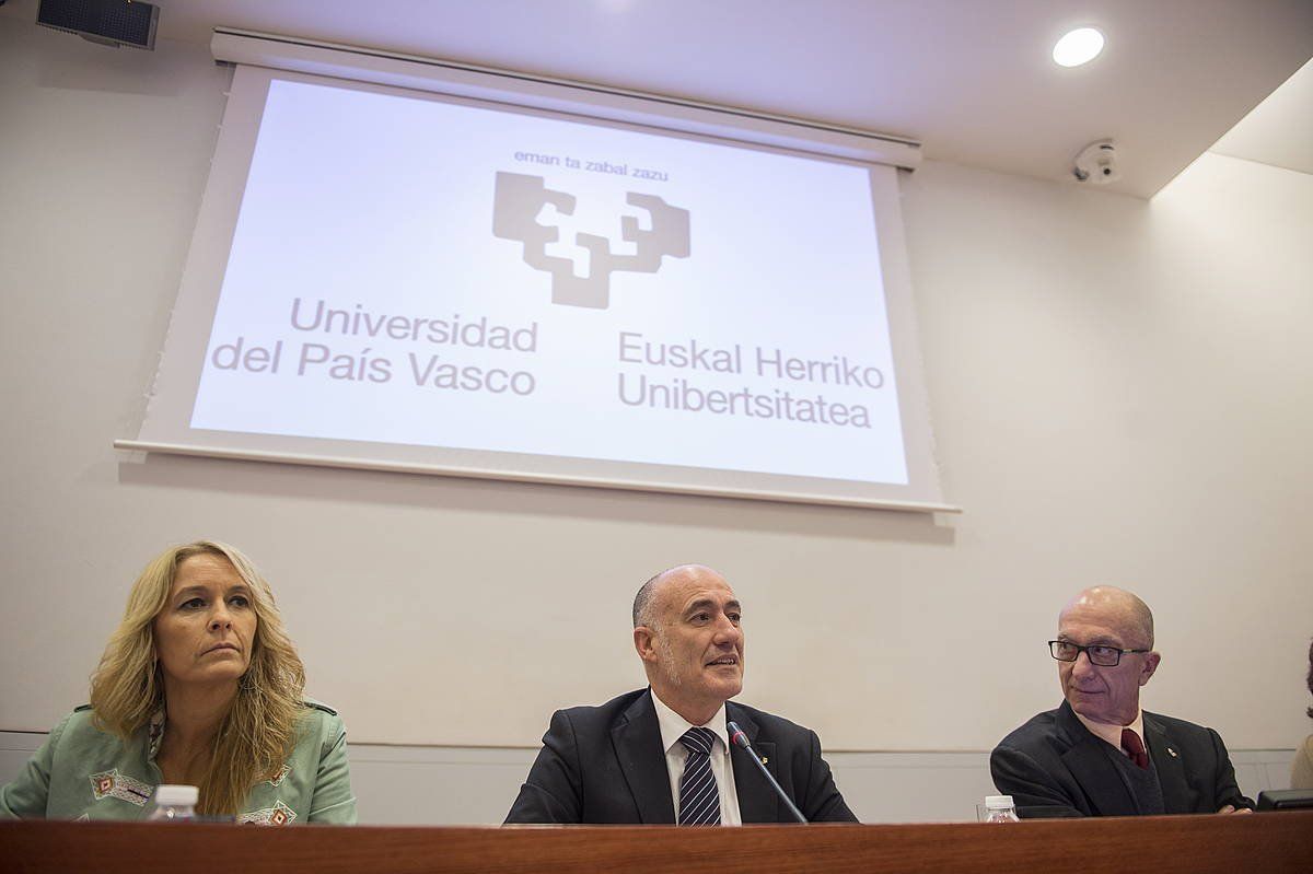 Maite Zelaia EHUko doktorea, lehenengoa ezkerretik hasita, artxiboko irudi batean. MONIKA DEL VALLE / FOKU