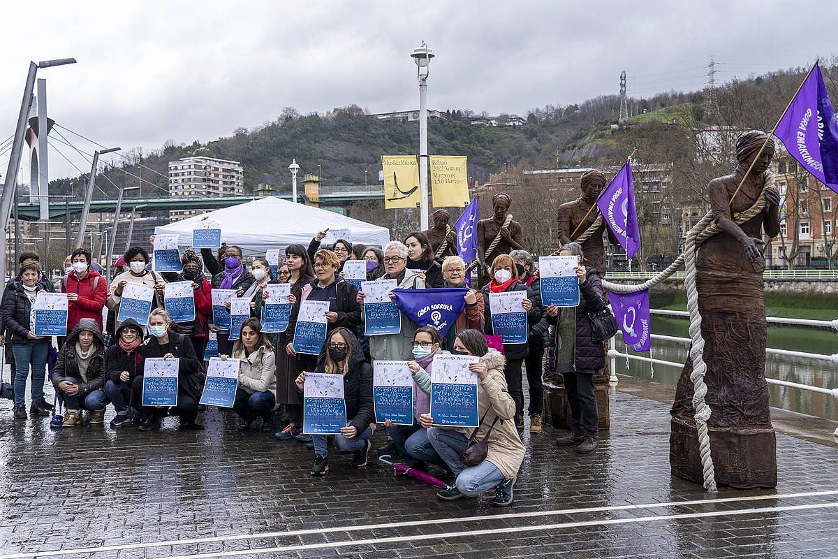 Bilbo Feminista Saretzen plataformako kideek Martxoaren 8rako mezua aurkeztu dute gaur. MARISOL RAMIREZ / FOKU