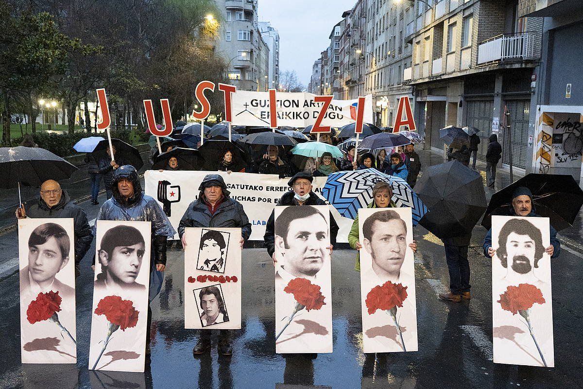 Arratsaldeko manifestazioa, 1976ko martxoaren 3an hildako langileen irudiak buru dituela. RAUL BOGAJO / FOKU