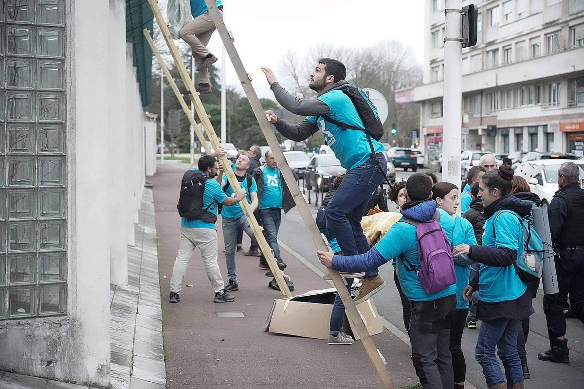 Bakegileen protesta otsailaren 18an, Baionako suprefeturan. JAGOBA MANTEROLA / FOKU