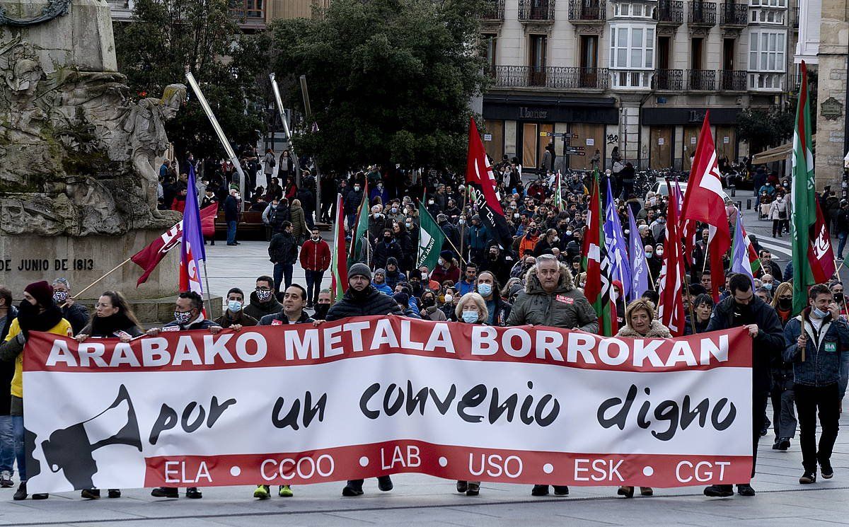 Sindikatuek deituta, manifestazioa egin zuten otsailaren 19an Gasteizen. RAUL BOGAJO/FOKU