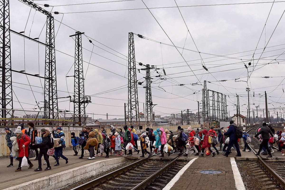 Ukrainako hainbat errefuxiatu, atzo, Lviv hirian. VITALIY HRABAR, EFE