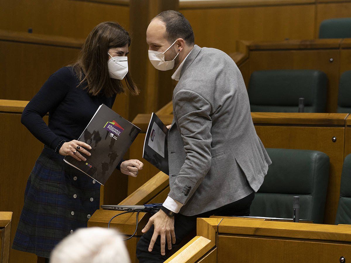 Miren Gorrotxategi eta Iñigo Martinez Zaton EP-IUko legebiltzarkideak Eusko Legebiltzarrean. RAUL BOGAJO/ FOKU
