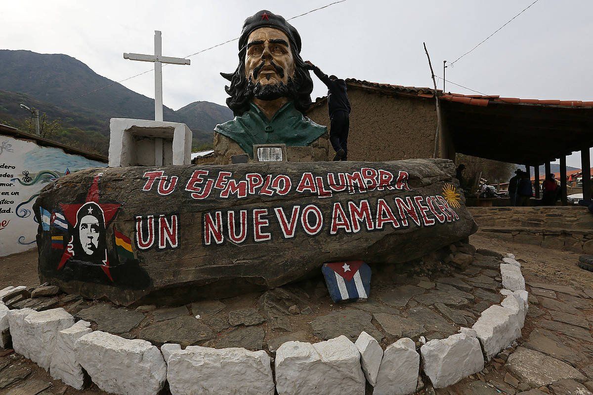 Che Guevararen omenezko monumentua, hura hil zuten lekuan, Boliviako La Higuera herrian. MARTIN ALIPAZ / EFE