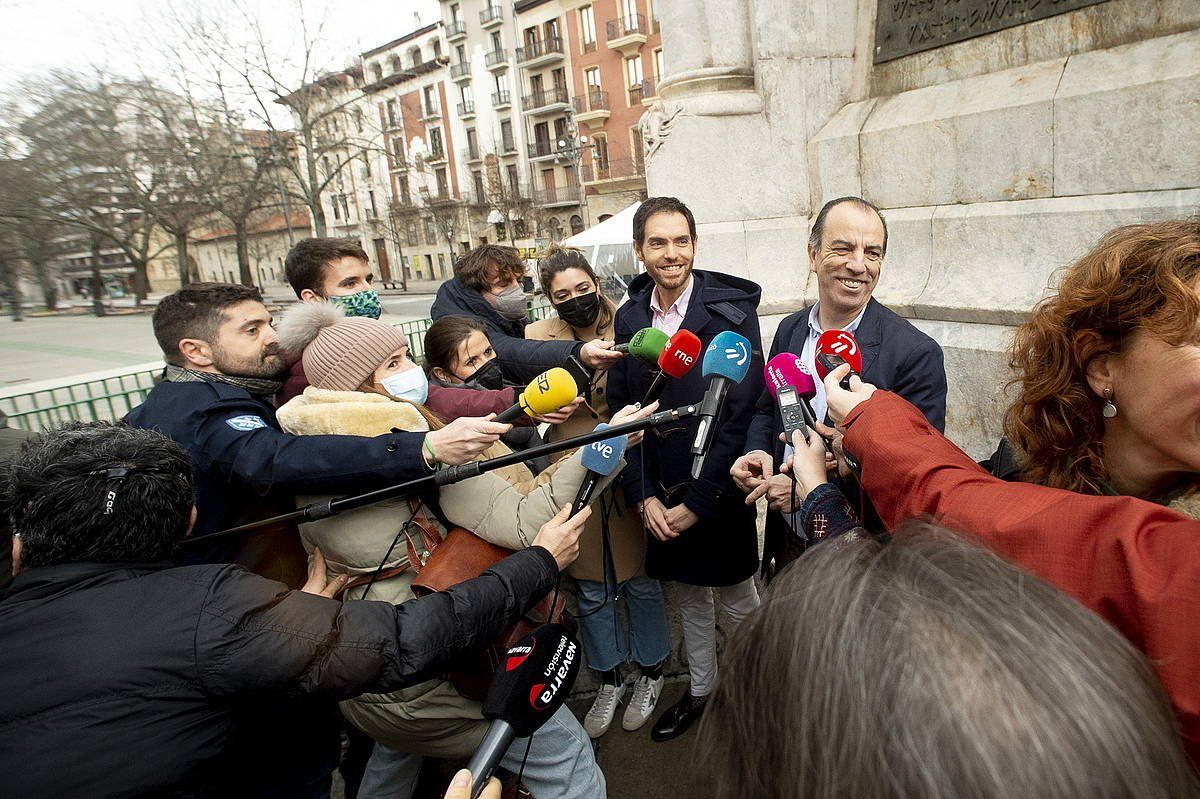 Sergio Sayas eta Carlos Garcia Adanero, gaur, Iruñean. IñIGO URIZ / FOKU