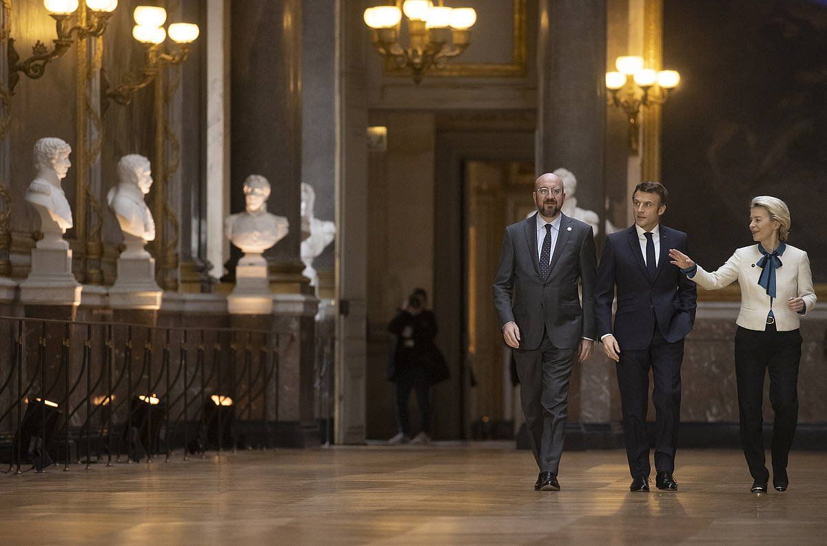 Charles Michel, Emmanuel Macron eta Ursula von der Leyen, gaur, Versaillesko jauregian. IAN LANGSDON / EFE