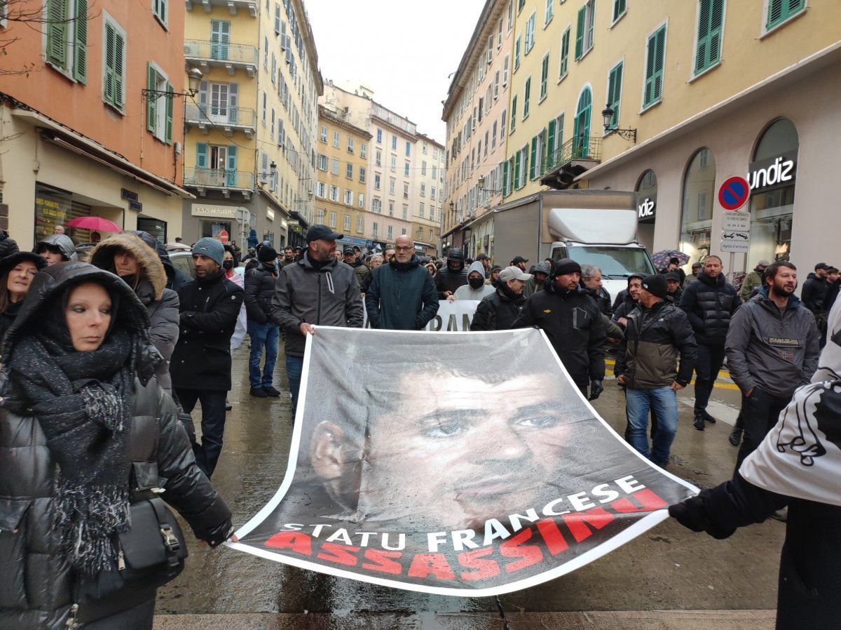 Yvan Colonnari babesa erakusteko pankarta bat, Bastian gaur egin duten manifestazioan. OIHANA TEYSEYRE KOSKARAT