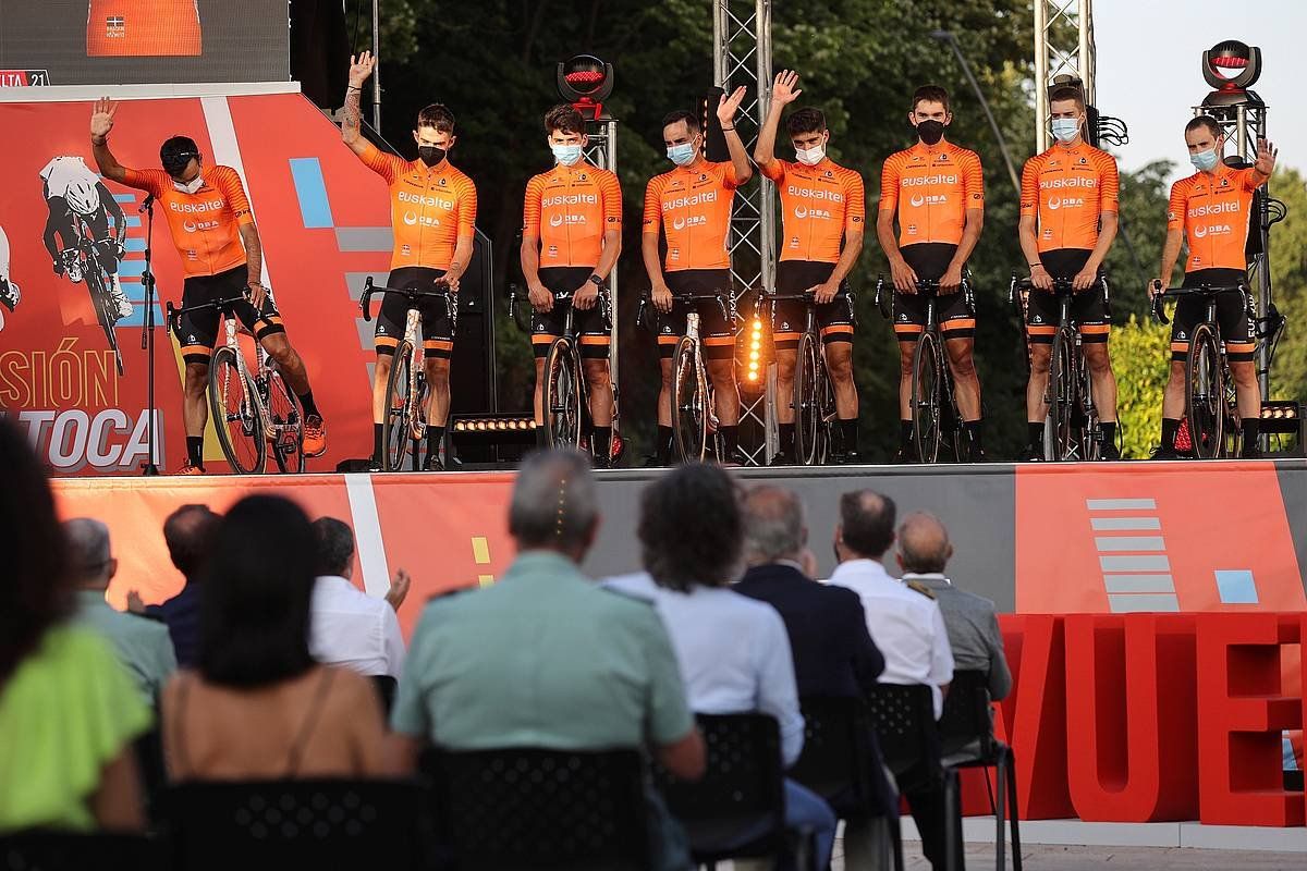 Euskaltel-Euskadiko txirrindulariak, iaz, Espainiako Vueltaren aurkezpen ekitaldian, Burgosen. MANU BRUQUE / EFE