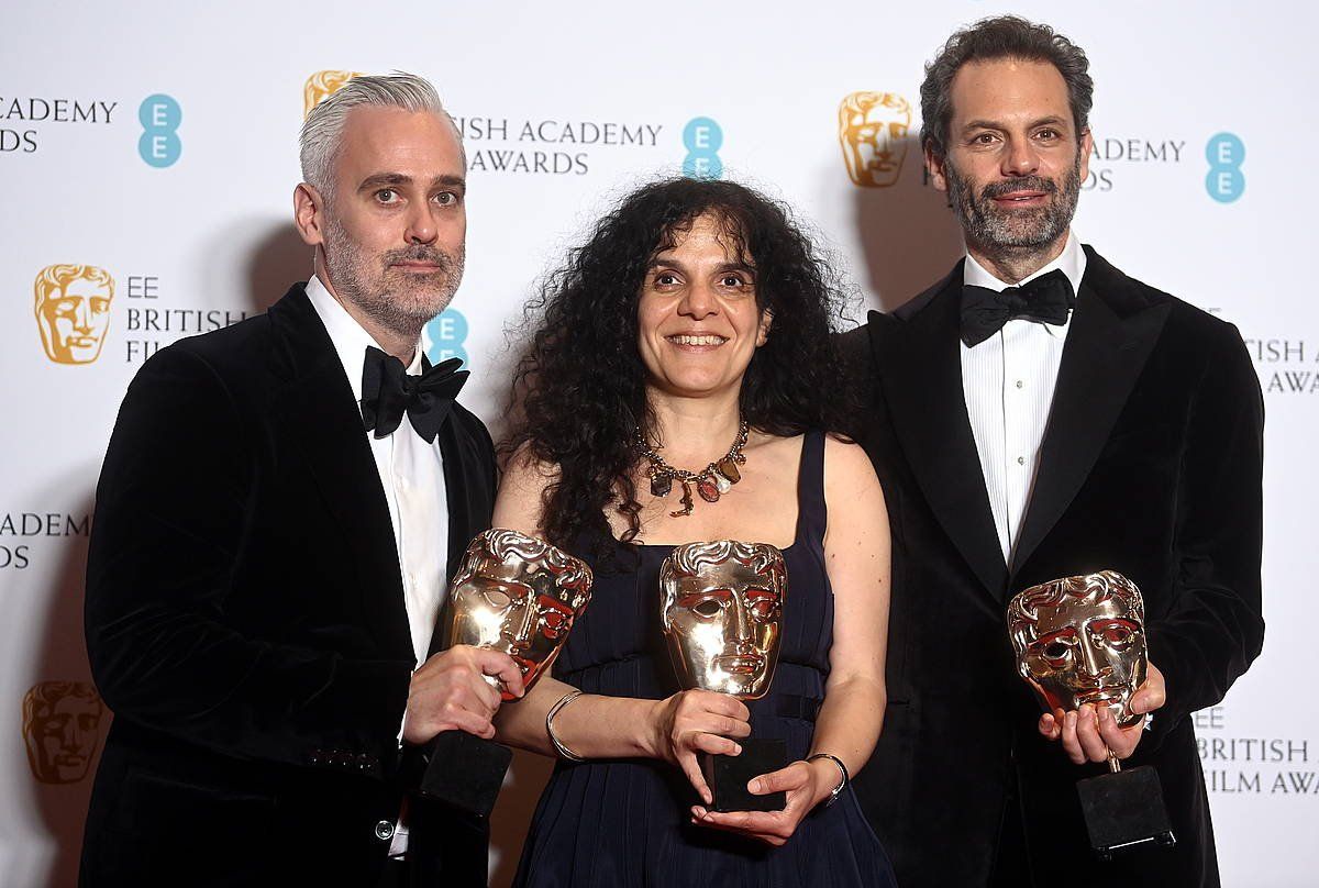 'The Power of the Dog' filmaren hiru ekoizlek jaso zituzten sariak: Iain Canningek, Tanya Seghatchianek eta Emile Shermanek. NEIL HALL / EFE