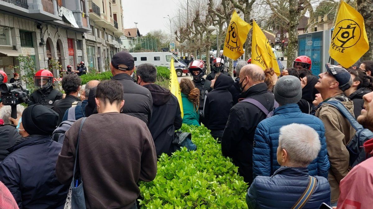 Etxegabetzearen aurka mobilizatu diren hainbat bizilagun. BEñAT PARRA / IRUTXULOKO HITZA