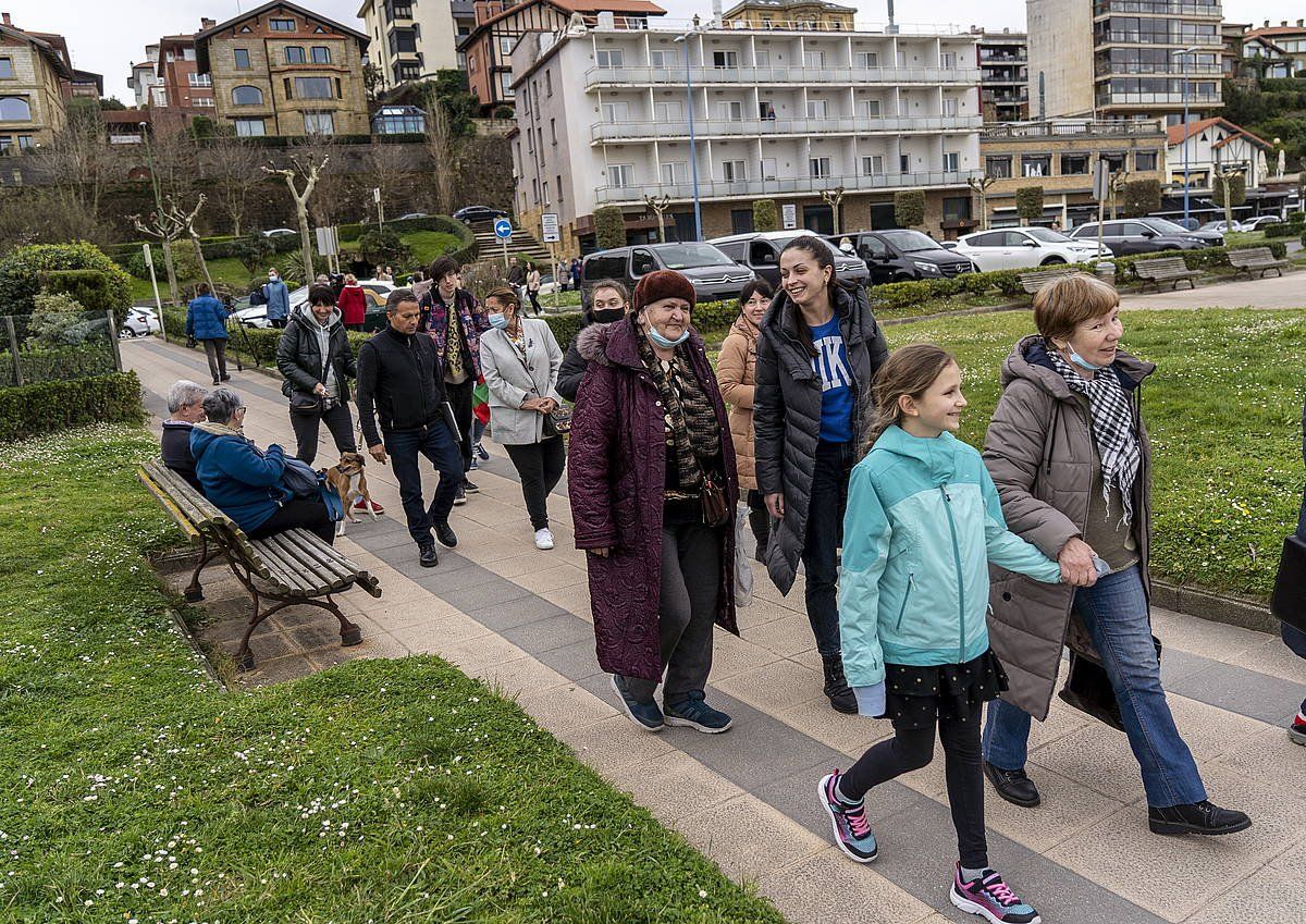 Ukrainako migranteen karabana bat, Getxoko hondartza iristen. MARISOL RAMIREZ/FOKU