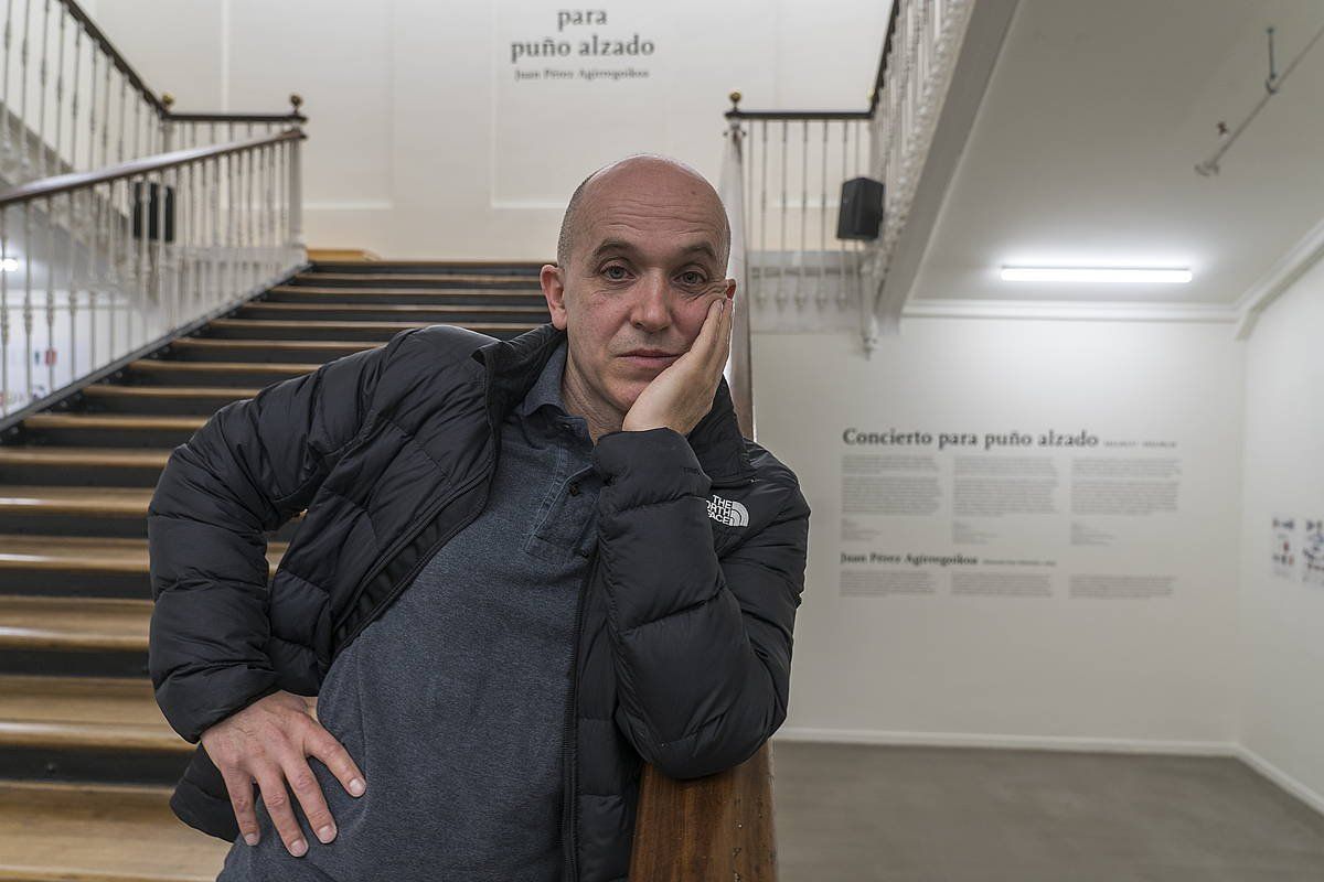 Juan Perez Agirregoikoa artista, gaur, Tabakalerako sarrera nagusian. ANDONI CANELLADA / FOKU