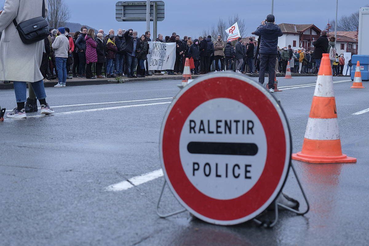 Gertaera salatzeko pasa den astelehenean eginiko mobilizazioa, Behobiako zubian. JON URBE / FOKU