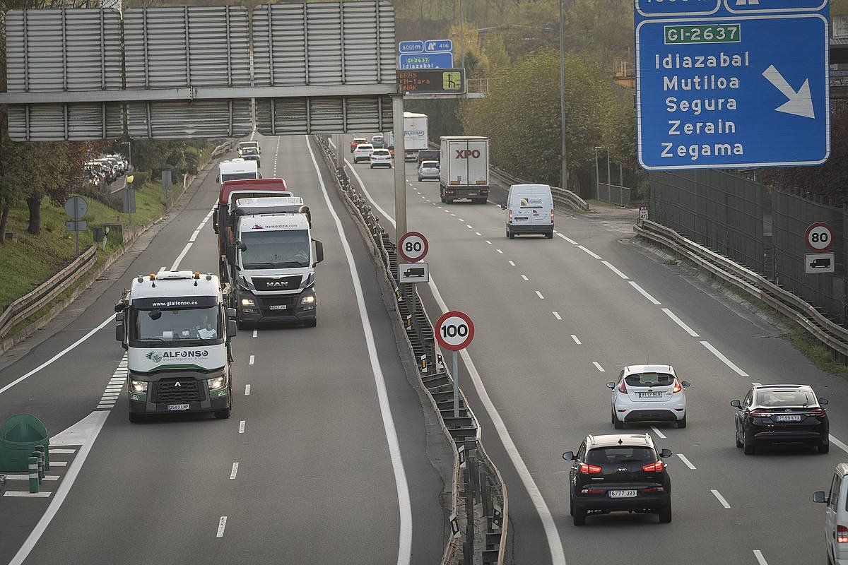 Autobideetan abiadura 10 km/h mugatzea da IEAren proposamenetako bat. GORKA RUBIO / FOKU