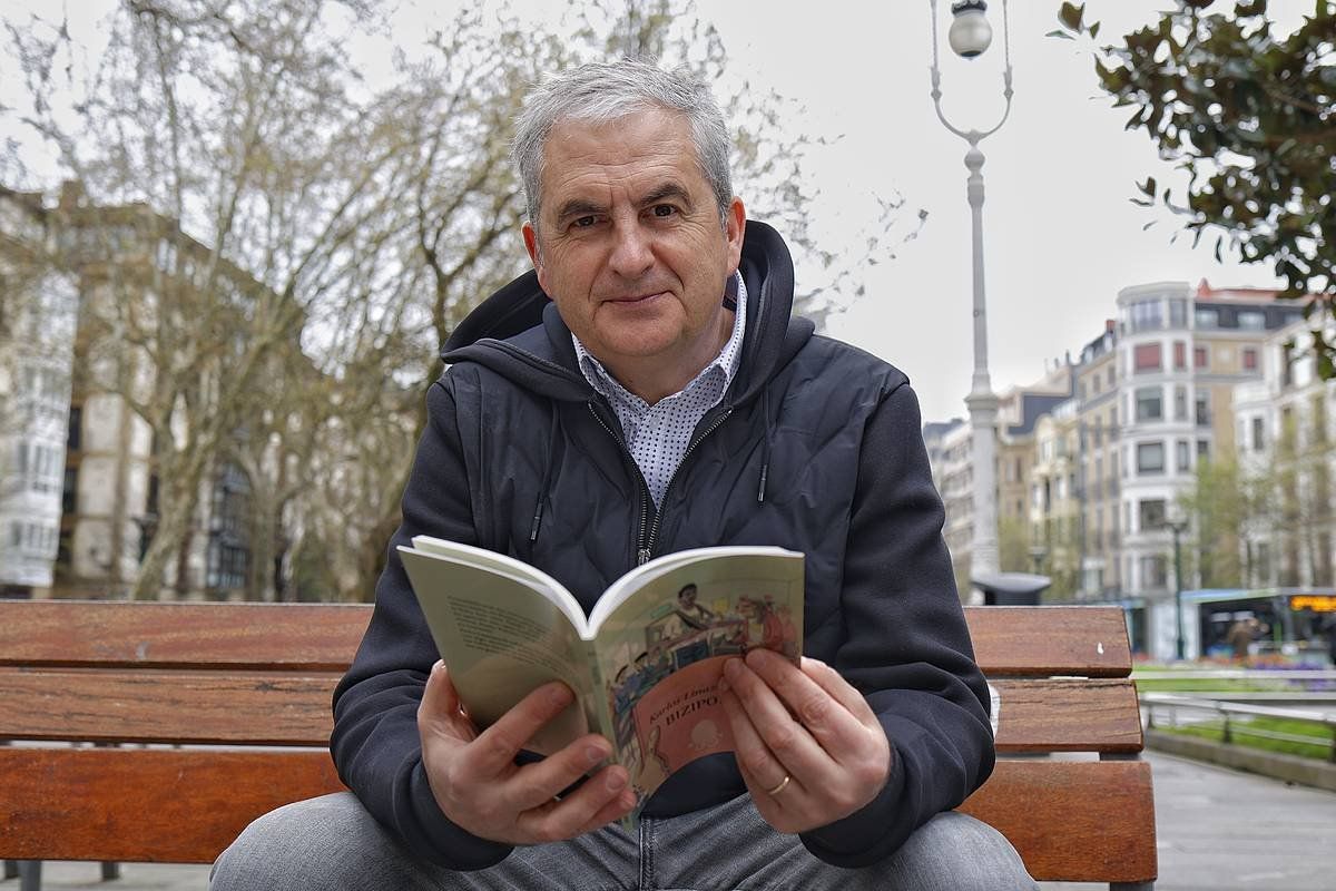 Karlos Linazasoro idazlea, 'Bizipox' bere nobela berria esku artean duela, Donostian. MAIALEN ANDRES / FOKU