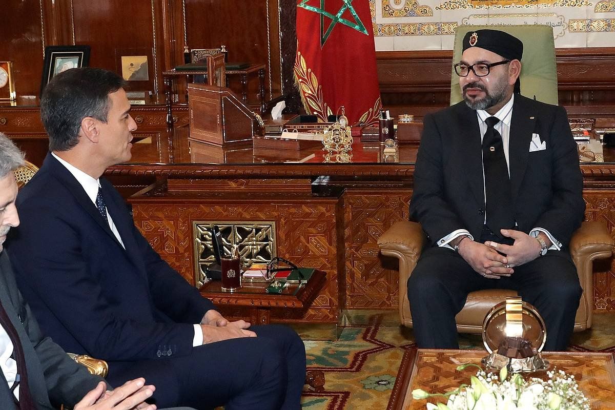 Espainiako gobernuburu Pedro Sanchez eta Marokoko errege Mohamed VI.a. 2018an, Rabaten eginiko bilera batean. BALLESTEROS