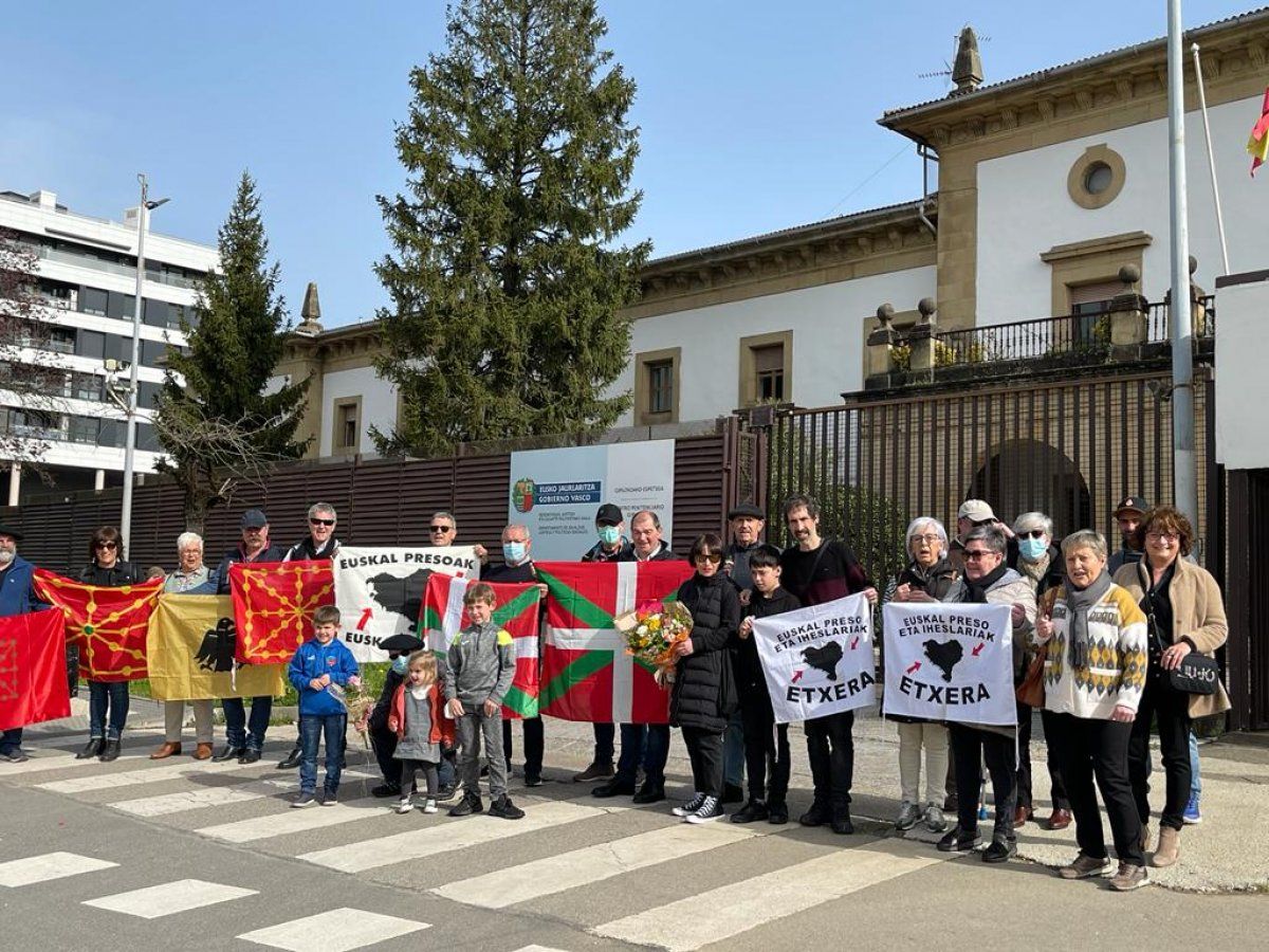 Emilio Salaberria euskal preso ohia, senideez eta lagunez inguraturik, Martuteneko (Donostia) kartzelaren kanpoaldean. BERRIA