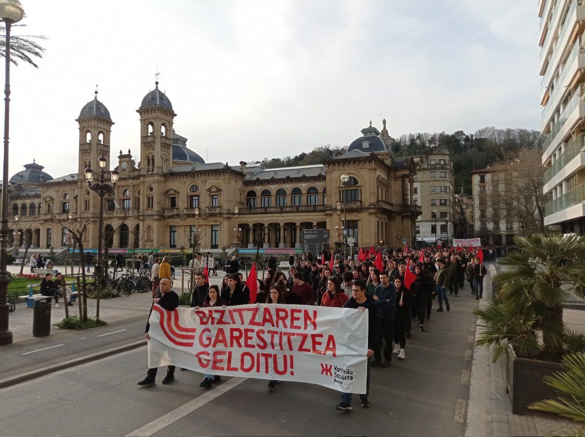 Kontseilu Sozialistak atzo Donostian egindako manifestazioaren une bat. KONTSEILU SOZIALISTA DONOSTIA