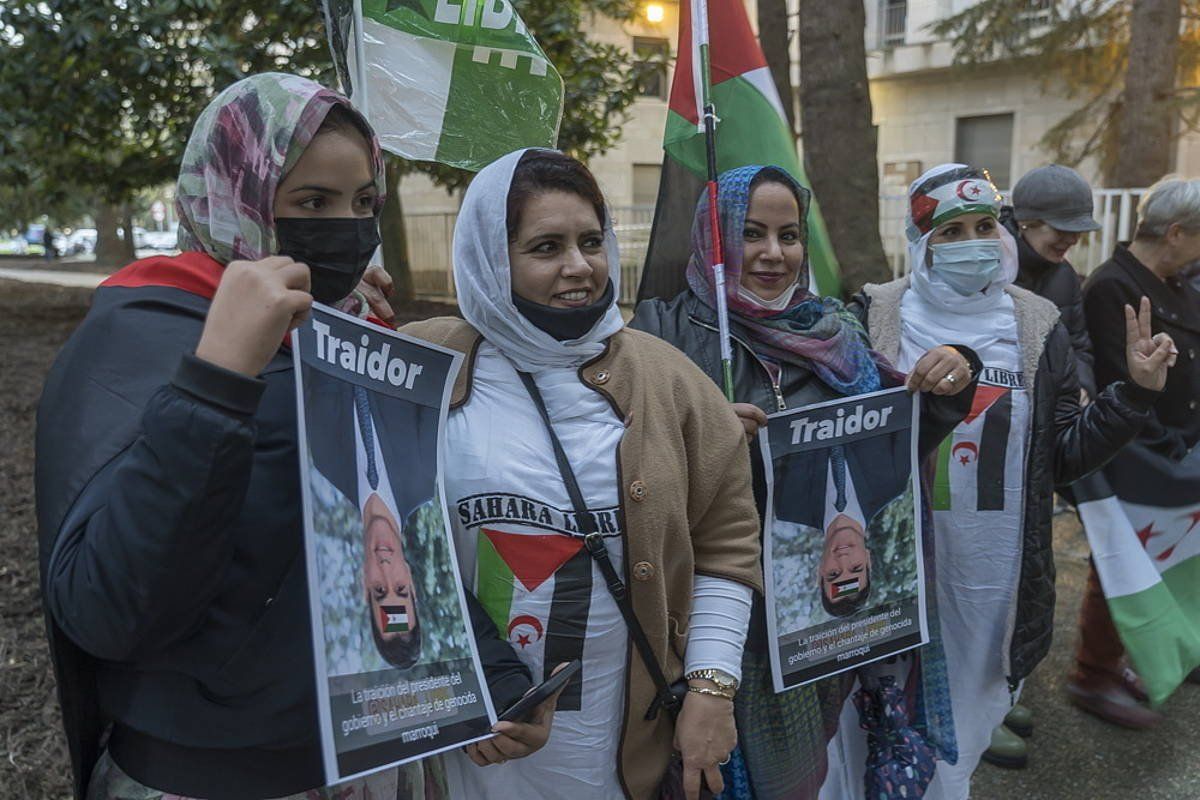 Emakume sahararrak Pedro Sanchez Espainiako Gobernuko presidentearen argazkiak buru behera erakusten, artxiboko irudi batean. ANDONI CANELLADA / FOKU