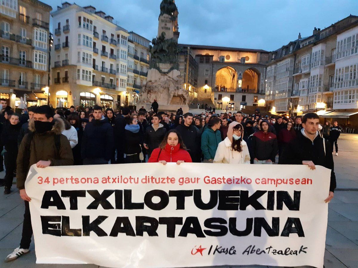 Arratsaldean, atxilotuak askatzeko Gasteizen eginiko manifestazioa. IKASLE ABERTZALEAK