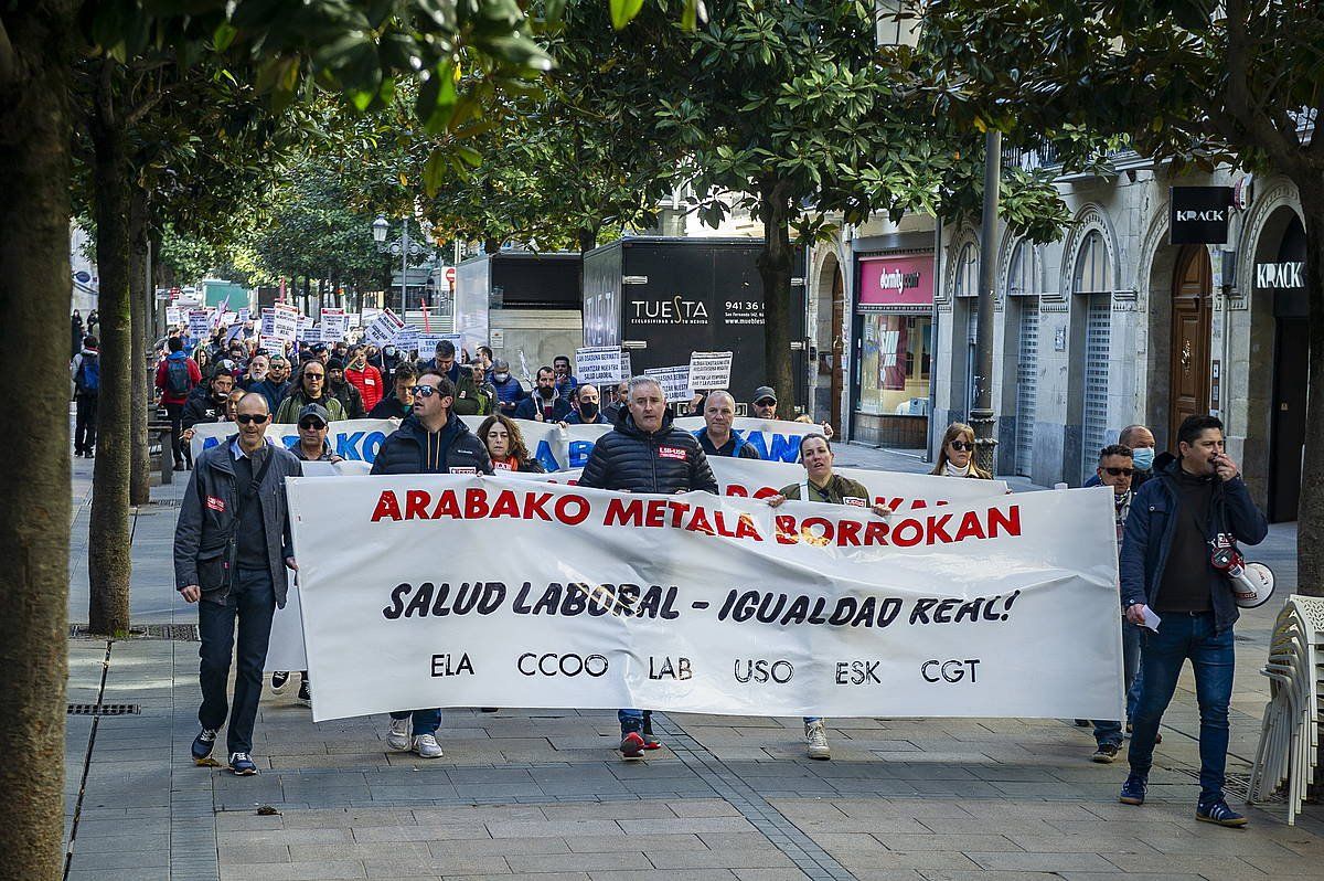 Hiru martxa egin dituzte, eta patronalaren egoitzaren aurrean elkartu dira gero protesta egiteko. JAIZKI FONTANEDA/FOKU